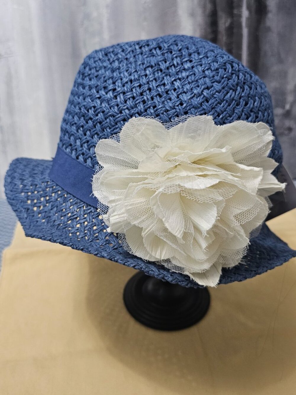 NEW D&Y Hand Block Crafted Blue Straw Fedora w/ Oversized White Flower One Size - Picture 2 of 6